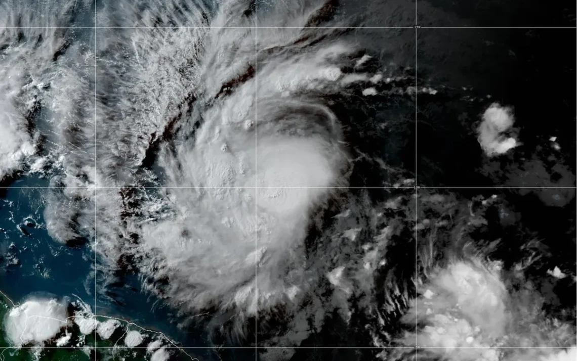 tempestade tropical, tormenta tropical, fenômeno climático;