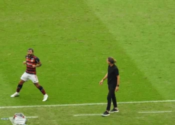 Filipe Luís dá chamada dura em Gabigol, jogador faz gol e os dois comemoram; confira Gabigol "peita" Filipe Luís, que rebate: "Me respeita, seu moleque" - Todos os direitos: © GE - Globo Esportes