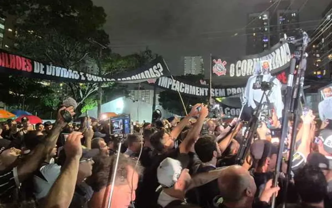 Augusto Melo ganha apoio de torcedores no Corinthians em dia tenso no Parque São Jorge Tumulto na porta do Parque São Jorge por conta da votação de impeachment Torcida do Corinthians apoia o presidente Augusto Melo: "Não vai ter golpe" - Todos os direitos: © GE - Globo Esportes