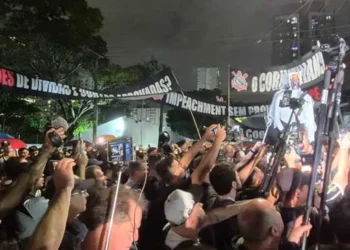 Augusto Melo ganha apoio de torcedores no Corinthians em dia tenso no Parque São Jorge Tumulto na porta do Parque São Jorge por conta da votação de impeachment Torcida do Corinthians apoia o presidente Augusto Melo: "Não vai ter golpe" - Todos os direitos: © GE - Globo Esportes