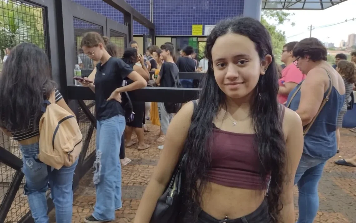 Candidatos dizem o que acharam da prova de linguagens da segunda fase da Unesp 2025 — Foto: Douglas Braz/g1 Beatriz Lima Cadmo, 18 anos, acredita que conseguiu desenvolver uma boa redação na Unesp 2025 — Foto: Douglas Braz/g1 Lívia Garibaldi e Guilherme Mendes, ambos de 18 anos, consideraram fácil a prova de linguagens da segunda fase da Unesp — Foto: Douglas Braz/g1 Maria Cláudia Trenton, 17 anos, Ana Júlia Bacana, 20, que prestam Letras, e Mariana Alexandres, 19, prestou pedagogia na Unesp Araraquara — Foto: Douglas Braz/g1 Henrique Traldi, 17 anos, está tentando uma vaga em Engenharia Mecânica na Unesp — Foto: Douglas Braz/g1 Segunda fase da Unesp tem 10% de abstenção na prova aplicada no domingo - Todos os direitos: © G1 - Globo Mundo