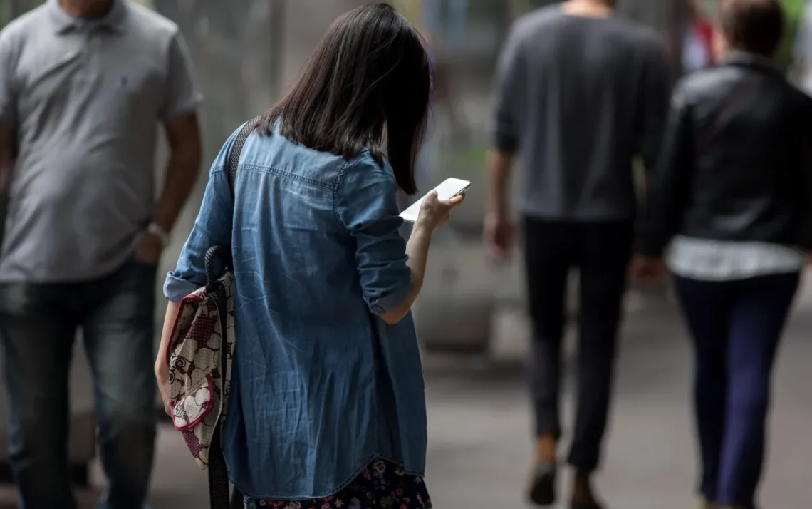 Mulher observa o celular na avenida Paulista, em São Paulo — Foto: Marcelo Brandt/G1 Android terá 'modo ladrão' que bloqueia tela do celular caso alguém o arranque de sua mão — Foto: Reprodução/Google WhatsApp começa a liberar recurso que converte áudios em textos; veja como usar Meta AI no WhatsApp: o que é a nova ferramenta de inteligência artificial e como utilizar Apple Vision Pro: veja primeiras impressões sobre óculos de realidade virtual - Todos os direitos: © G1 - Tecnologia