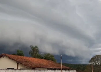 chuvas, tempestades, rajadas, de vento, granizo, raios';