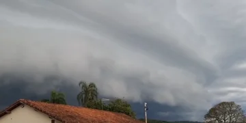 chuvas, tempestades, rajadas, de vento, granizo, raios';