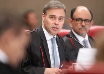 impedimento, incompatibilidade, incapacidade, restrição;