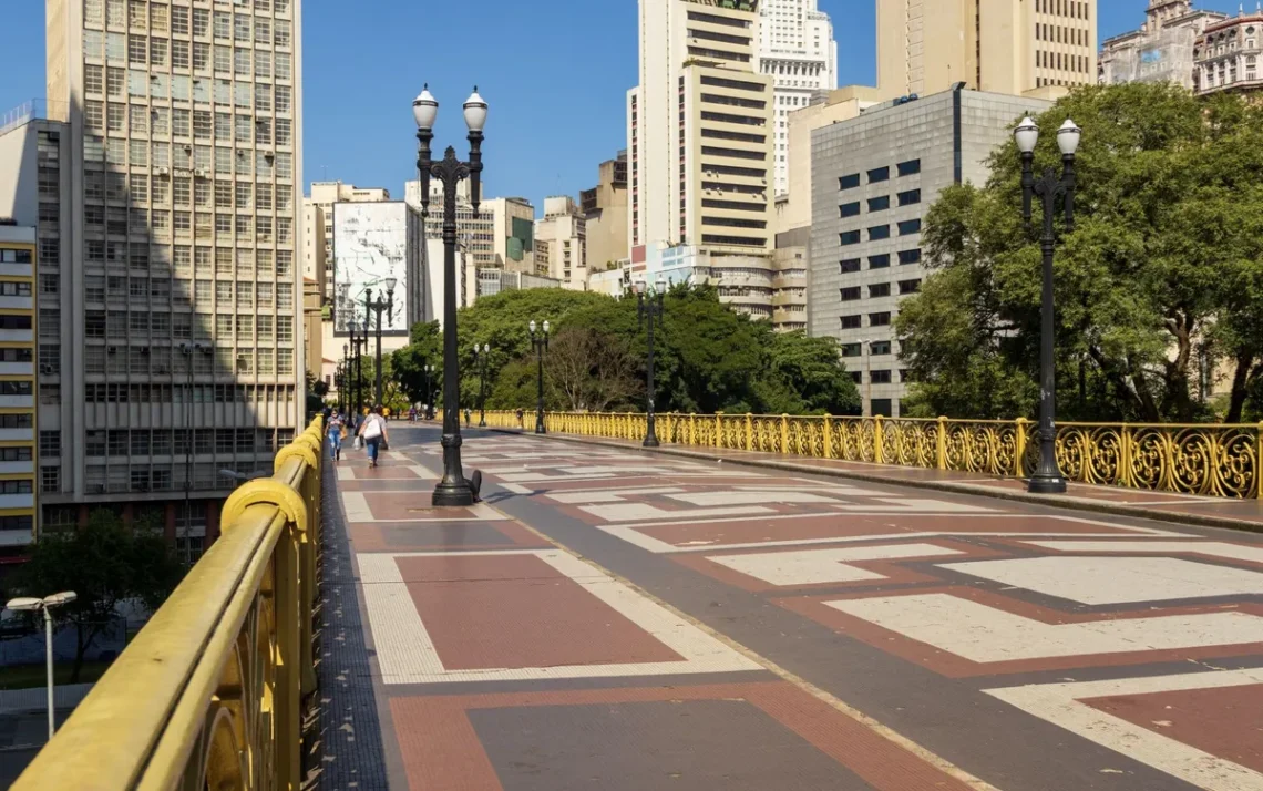 modernização, revitalização, requalificação;